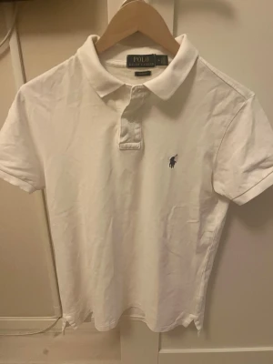 Polo pike tröja  - Polo Ralph lauren pikétröja. Storlek medium men sitter som en storlek small