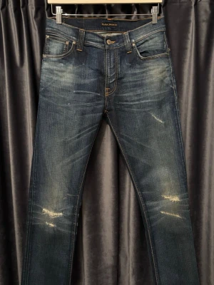 NUDIE JEANS - SLIM  - Nudie jeans - modell: Thin Finn - skick 9/10, mycket fint skick! - storlek 30/32 - EXTREMT feta jeans med både slitningar och enormt schyssta fades - slim fit modell som kan passa slim eller straight beroende på användarens storlek - hör av er vid frågor🙌