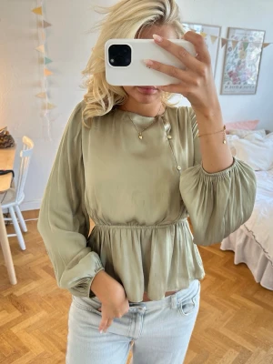 söt blus  - jättefin 💓 tyvärr lite fläckar i och med materialet 💓