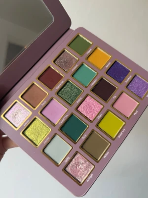 Muse 20 Colour Ögonskuggspalett Cosmic Brushes  - Säljer en Muse ögonskuggspalett med 20 färger i både matta och skimrande nyanser. Paletten innehåller allt från grönt, gult, lila, rosa, brunt till metallic och pastell. Perfekt för kreativa sminkningar och kommer i en snygg rosa förpackning med spegel. Några skuggor är provade nån/fåtal gånger. 