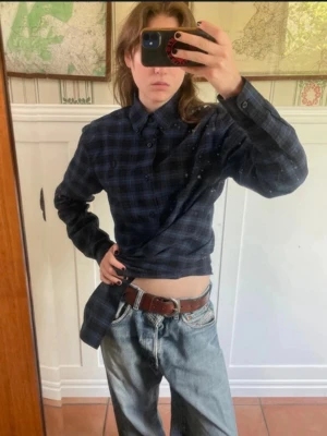 Fred perry skjorta - En blårutig skjorta från fred perry. Helt oanvänd. Det är en xs, men är ganska lång, vilket man kan justera genom att styla den eller sy upp den om man skulle vilja! Jättebra material. Fler bilder och mått kan dixas på begäran😛
