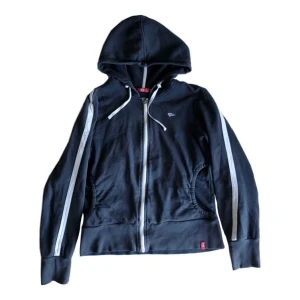 Vintage kofta/ huvtröja/ hoodie/ tröja med dragkedja, y2k/ cyber/ alt/ 2000s/ 2000tal/ 00s/ 00tal - Snygg mörkblå kofta med vita ränder på ärmarna från Esprit! står strl L men passar mer S