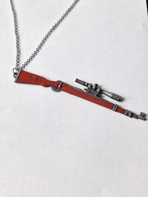 Halsband (Kar98k) prickskyttegevär - Silvrigt halsband med ett hänge, Karabiner 98k (Kar98k) prickskyttegevär utrustat med ett kikarsikte. Denna typ av miniatyrvapen är mycket populär som merchandise och samlarobjekt. Materialet rostfritt stål. 