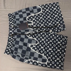 Louis Vuitton Badbyxor  - Storlek S, helt oanvända med prislapp, sjukt feta, går att användas som vanliga shorts även.