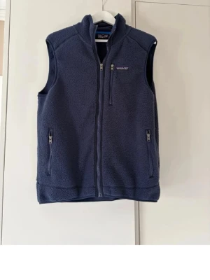 Patagonia väst - Patagonia väst i toppenskick! Perfekt för sommaren o hösten! Storlek medium.