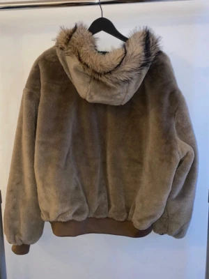 TheSupermade Reversible Winter Jacket (L)  Thick & Warm, Like New - Reversibel jacka från TheSupermade i storlek L. Ena sidan är brun teddy/fuskpäls och andra sidan är grön camo. Tjock, varm och skön modell med huva och dragkedja. I nyskick