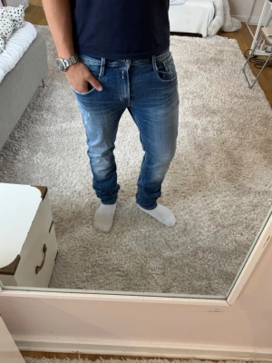 Replay jeans med slitningar  - Replay Jeans | skick 9/10 | Storlek 31/34 | Pris - 549kr | Modellen är ca 180cm lång | Hör av dig vid minsta fråga eller fundering!!