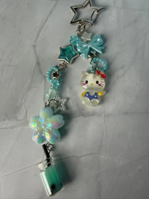 HELLO KITTY//BLUE BOBA - keychain - ⭐️SANRIO keychain ⭐️ ✨🤍 FREEBIES (godis & random stickers) ingår i alla beställningar över 70kr 🤍