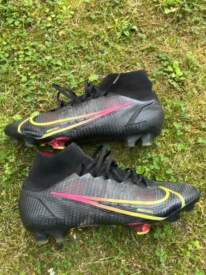 Svarta Nike Mercurial fotbollsskor - Säljer ett par svarta Nike Mercurial vapor 14! Dessa är i 8/10 skick inga hål ingenting, dobbarna är i perfekt skick! Dessa går ej att få tag på längre förutom begande där utav priset är så högt! Dessa är såklart i elite modellen men har tyvärr ingen påse! 