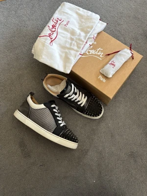 Christian Louboutin  - Tja, säljer nu ett par Christian Louboutin i använt men fint skick! | Skorna är i stormen 42 | Box, bags och lite skosnören finns | Perfekta för att få ens outfit att sticka ut lite extra | Kom privat för fler bilder/frågor mvh Max 🌟