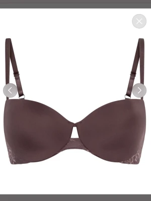 Hunkemöller bh  - Säljer denna oanvända bh från hunkmöller i modell Lea. Jättefin brun/lila färg med detaljer. Säljer eftersom jag råkade beställa fel storlek, klippte bort lappen innan jag märkte men det finns inga tecken på användning då den endast testats. Hör av er för frågor 💕