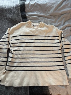 Randig stickad tröja  - Fin stickad tröja med liten slits på båda sidor