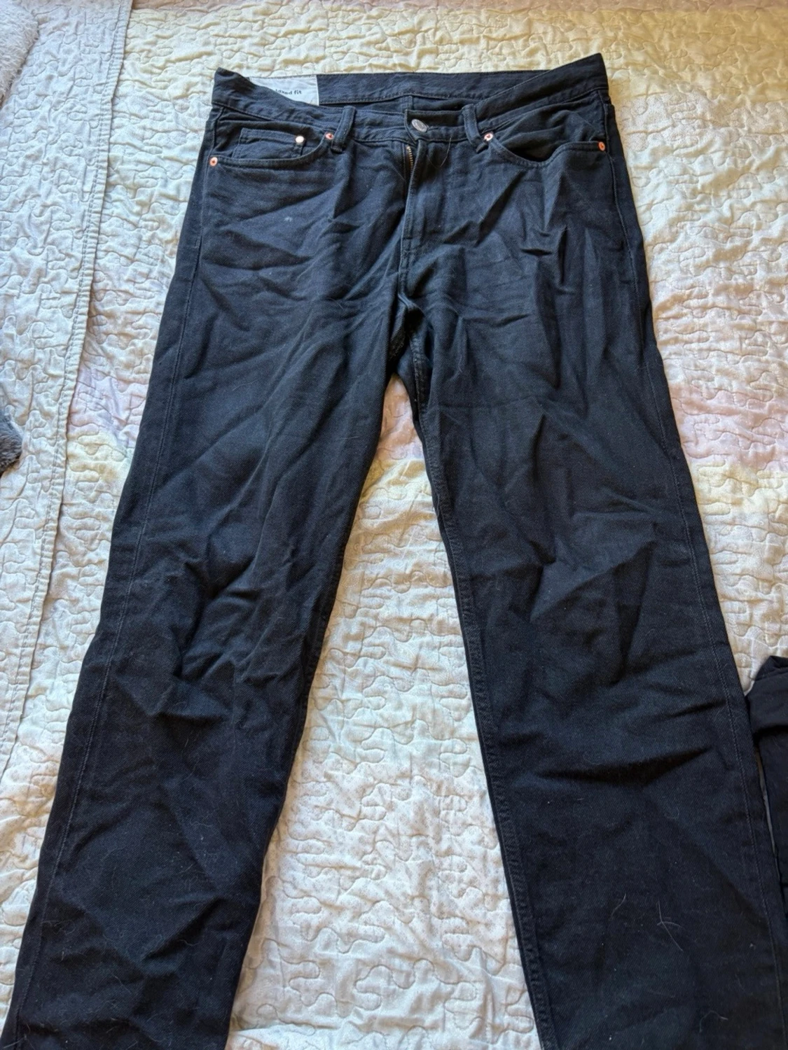 Svarta raka jeans