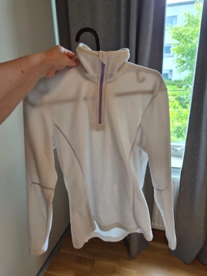 Vit fleecetröja strl xs från Line One - Använts en del men är i bra skick. Sitter tight på. Obs katt finns i hemmet