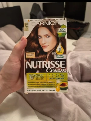 Garnier Nutrisse Cream hårfärg brun - Säljer en Garnier Nutrisse Cream permanent hårfärg i nyansen Sparkle Browns 5.23. Ger närande färg med 100% grå täckning och innehåller tre oljor för extra vård. Förpackningen är i kartong och färgen är brun med varma toner.