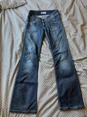 Lowrise bootcut Lee jeans - Supersnygga lågmidjade utsvängda jeans från Lee🪽 Alla måtten finns på bilderna💗 Är verkligen så ledsen att  behöva sälja dessa då de är så otroligt snygga men de är för små för mig😔 Priset kan förhandlas!  Jag skickar snabbt!