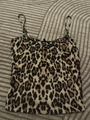 Leopard linne  - Jättefint leopard linne från Gina tricot i storlek Xs. Använd få gånger, inga defekter.   Postar mellan 1-3 dagar efter köp.  Hör gärna av dig om du har frågor eller vill ha fler bilder!