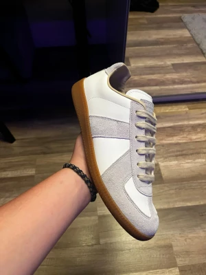 maison margiela - säljer nu dessa maison margiela gats för ett extremt bra pris. orginal låda fås med och fraktas oftast samma dag.