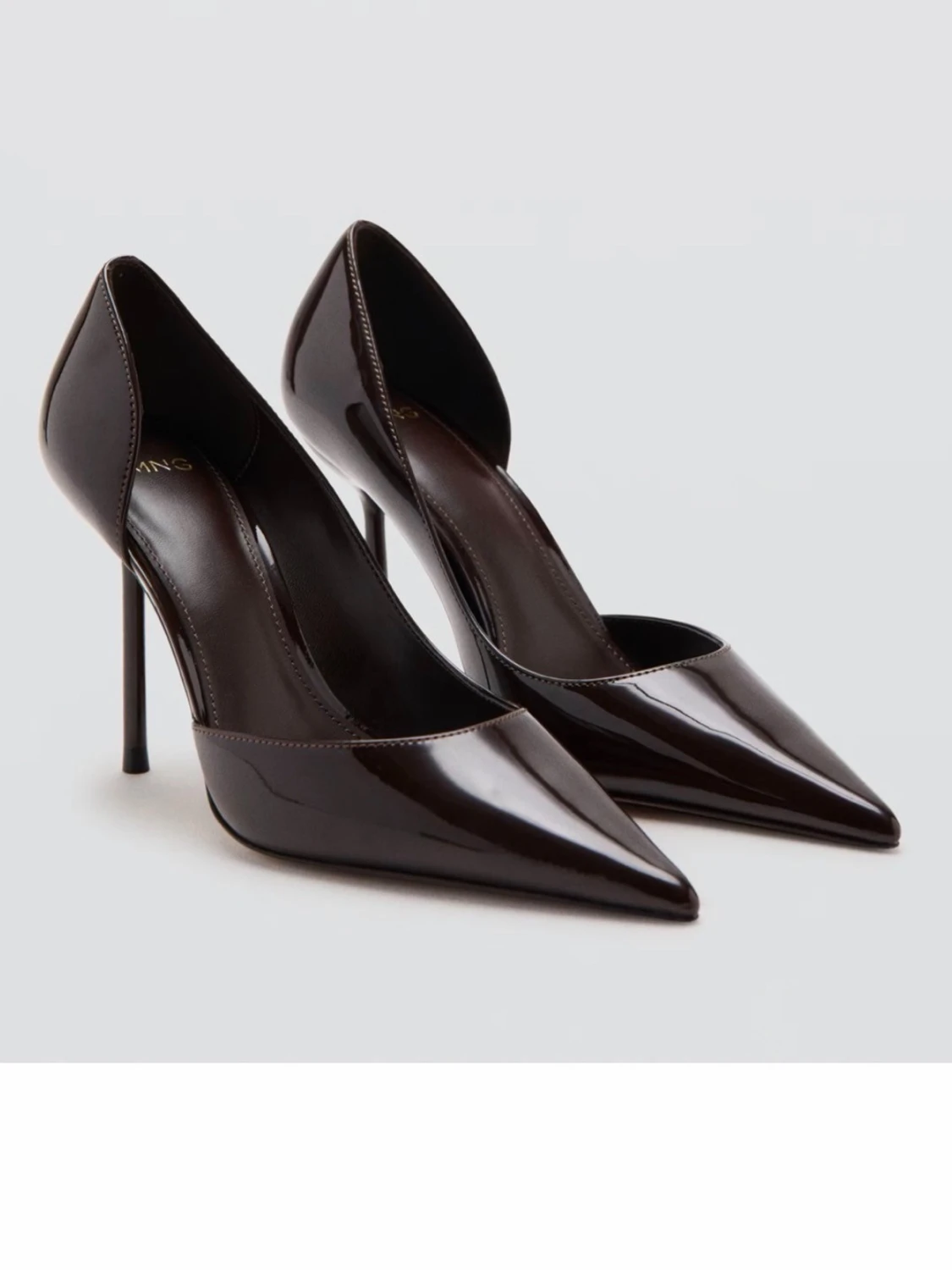Mörkbruna lackade pumps med smal klack från Mango