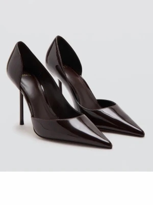Mörkbruna lackade pumps med smal klack från Mango - Snygga mörkbruna pumps i lackat material med spetsig tå och hög, smal stilettklack. Skorna har öppen insida för en trendig look och elegant siluett. Perfekta för dig som vill sticka ut med stilrena detaljer. Aldrig använda i storlek 35