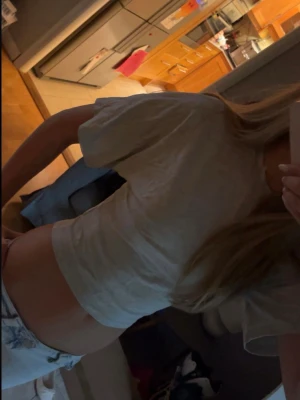 Ljusbeige croppad t-shirt - Trendig ljusbeige croppad t-shirt med korta ärmar och rund hals. Perfekt till jeans eller kjol för en avslappnad och snygg look. Materialet känns mjukt och lätt mot huden.