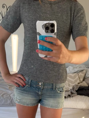 Grå stickad t-shirttröja - Säljer en enkel och stilren grå stickad t-shirt med rund halsringning. Storlek XS.