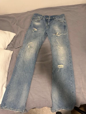 Ljusblå slitna raka jeans - Yo säljer dessa jeans från Flaneur Homme, väldigt eftertraktade jeans som ej går att få tag i längre!