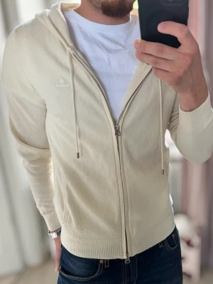 Cardigan i super fine lambawool - Jättefin cardigan från Gant i superfin lamull vilket gör att den är otroligt mjuk och bekväm | perfekt skick inga defekter✅ Skriv vid frågor eller funderingar!