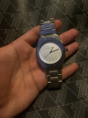 Klocka - Snygg klocka med WHO cares im late? text. Riktigt svåra att hitta och är i toppskick även helt felfri!