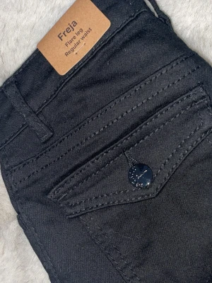 Svarta flare jeans från Lindex - Säljer ett par helt nya svarta flared jeans FÅRN lindex i storlek 146. Säljer då jag fick fel storlek 💕