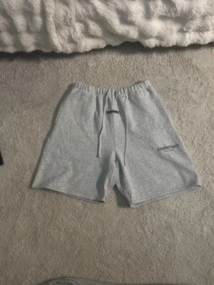 Essentials Shorts - Essentials shorts i grå snygga och helt fria även i toppskick!