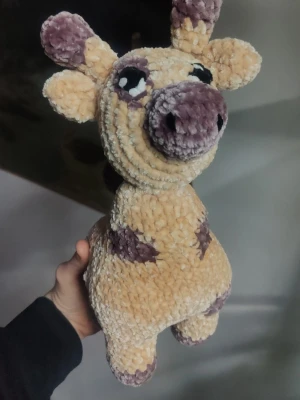 Mjukisdjur giraff beige och brun - Supermjuk och gosig giraff i beige och lila plyschmaterial. Den har stora ögon, brun nos och öron samt bruna fläckar på kroppen. Perfekt som kramkompis eller dekoration i rummet.