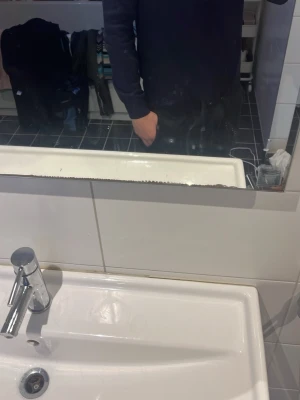 Ralph lauren half zip - En enkel och stilren mörkblå hoodie med dragsko i midjan och långa ärmar. Hoodien har en klassisk passform och är tillverkad i mjukt material, perfekt för en avslappnad look. Inga synliga loggor eller tryck på framsidan.