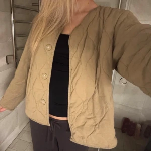 Grön jacka från Zara - Jättefin grön populär jacka från Zara💗 Bra skick och endast använd under hösten förra året🥰