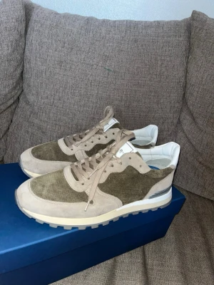 Mocha skor från Georgio - Stilrena sneakers från Giorgio handgjorda. Storlek 42. Använt ett fåtal gånger och säljer pga att de är för små. Nypris 220€