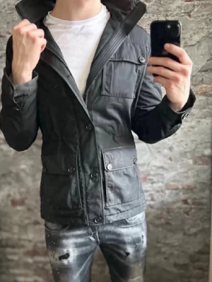 J.Lindeberg jacka - J.lindeberg jacka  Skick: 7/10  Ända defekten är att tre knappar är utbytta mot ett par andra svart men fortfarande samma storlek på knapparna det är knapparna vid handlederna Pris: 1199 Kan diskuteras vid snabb affär  Kom dm vid frågor✅