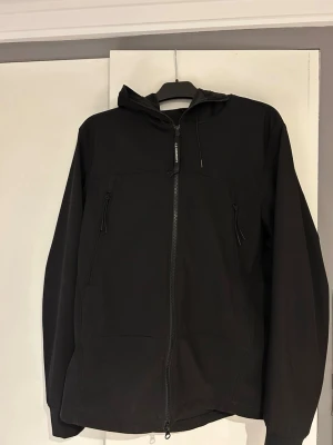 C.P. Company Shell-r - Säljer en riktigt snygg C.P. Company vår/regnjacka. Skick 9,5/10 (inga synliga slitage) Storlek 52/L men sitter mellan L och M. Vid frågor eller funderingar tveka inte vid att höra av er!