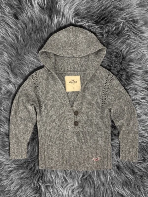 Hollister cardigan - En fet hollister cardigan som är xs men sitter som xxs skulle jag säga den är i topp skick men om du är osäker på storlek titta på måtten