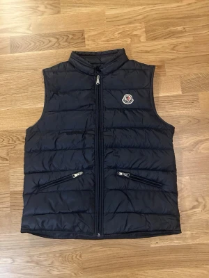 Moncler Gui väst - Moncler gui väst | Skick: 10/10, inte använd mycket | Storlek Junior 14år | Tillbehör: Allt og medföljer | Nypris ca 4500kr - Mitt pris 2750kr //CDL
