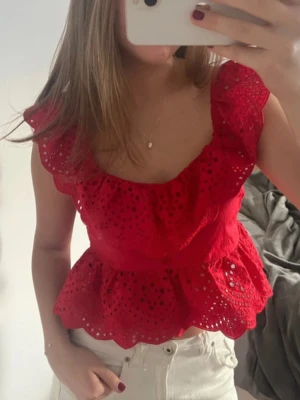 Röd topp - Snygg röd topp me volanger från Zara! Jätte fin till sommaren