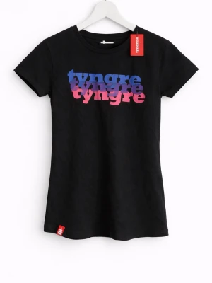 Svart t-shirt från Tyngre - Snygg svart t-shirt från Tyngre med färgglatt tryck i blått, lila och rosa på bröstet. Klassisk rund hals och korta ärmar. Tillverkad i mjuk bomull som känns skön mot huden. Perfekt för dig som gillar streetwear och vill sticka ut lite extra.