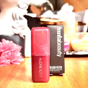 HUDA BEAUTY Blush Filter  ”Strawberry Cream”! - HUDA BEAUTY Blush Filter - Liquid Blush ”Strawberry Cream”. 4,5 ml. Oanvänd med kartong.