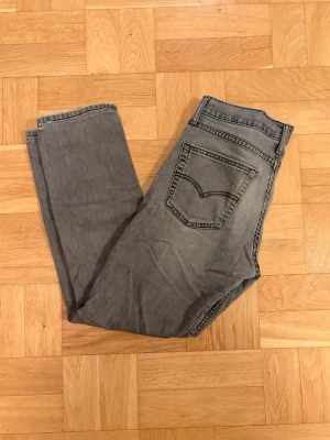 Grå raka jeans från Levi's - Grå Levis jeans till bra pris knappt använda säljer för att de inte passar mig. Hör av er om ni vill ha mått eller om ni har minsta fråga 🙌🏼🙌🏼