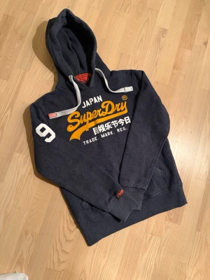 Superdry hoodie - ktigt fet superdry hoodie i storlek S men passar bättre folk i M. Den har inga skavanker allts och vid frågor om bilder eller liknande är det bara att fråga på😃💛