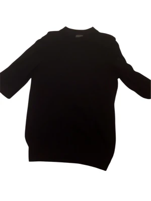 Svart stickad tröja med rund hals - En enkel och stilren svart stickad tröja med rund hals och långa ärmar. Perfekt basplagg som passar till det mesta och är lätt att matcha. Tröjan har en klassisk rak passform och är mjuk i materialet.
