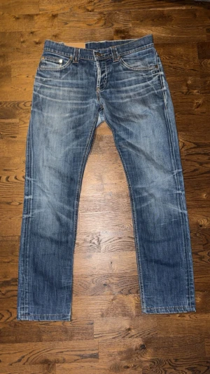 Dondup Jeans George - Dondup Jeans George! Trendigaste jeansen på marknaden.  Ny pris=4000 kr Säljs för 899 kr         (Modellen har original slitningar från fabrik vilket är väldigt eftertraktat och populärt)