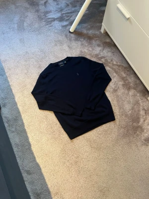 Ralph lauren tröja - Säljer en mörkblå stickad Ralph lauren tröja. Tröjan är i storlek s/xs och i mycket bra skick.