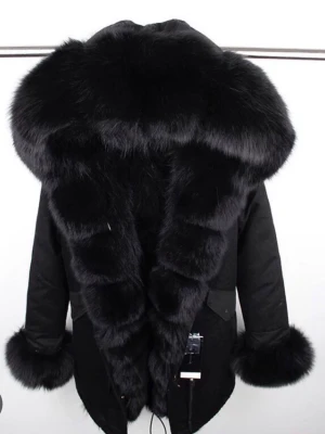 Svart kappa med stor fuskpälskrage - Snygg svart kappa med  stor och fluffig fuskpälskrage samt matchande fuskpälsdetaljer vid ärmsluten. Kappan har en rak passform och dold knäppning framtill. Perfekt för dig som vill sticka ut och hålla dig varm under kalla dagar. 