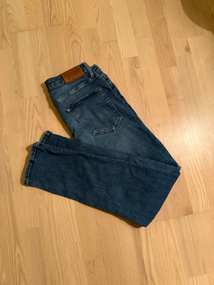 Jack & Jones jeans - Riktigt feta Jack & Jones jeans i L 34 W 30. Jeansen är i toppskick och har inga skavanker allts. Vid frågor om bilder eller liknande är det bara att fråga😃💛