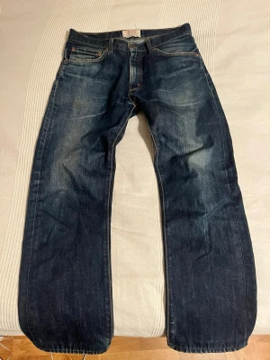Levi's 505 - Säljer mina as feta Levis 505 som har en rak passform, som lägger sig perfekt över skon. Dom har riktigt fet wash och fades och har inga hål eller defekter. W31 L32